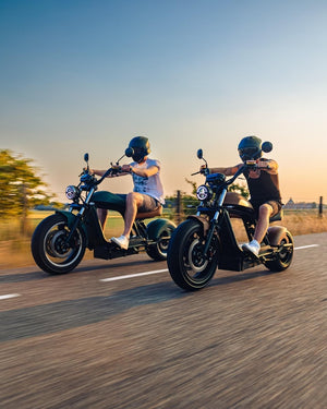 Zwei E-Chopper HL 6.0 Phantom mit Fahrern im Sommer – Lifestylebild auf Feldweg mit 45 km/h Elektro Choppern