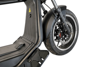 E-Chopper HL 6.0 Phantom – geöffnetes Akkufach mit entnehmbarem 45Ah Akku, schwarzes Modell