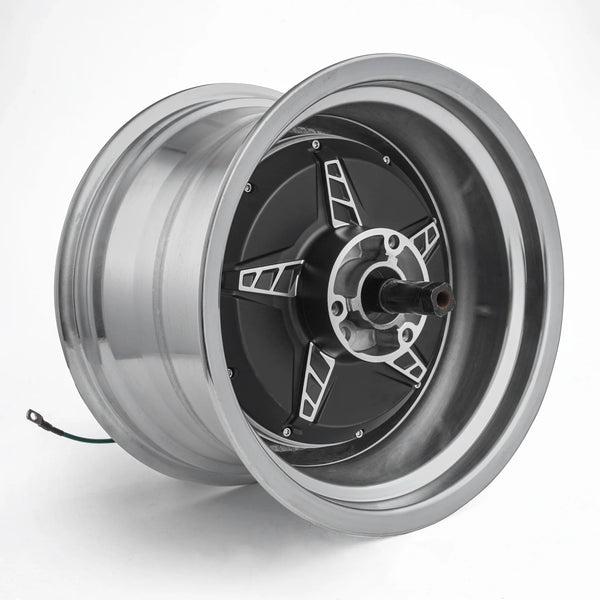 Seitliche Ansicht des E-Chopper Motors – mit sichtbarem Stecker und Achse