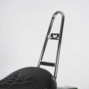 Seitenansicht der E-Chopper Rückenlehne in der Farbe chrom – ergonomische Form für Beifahrer

