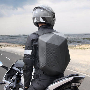 Motorradfahrer mit Carbon Rucksack – wasserdichte E-Chopper Tasche