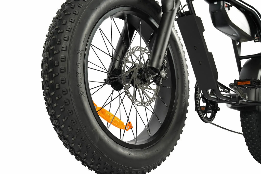 20 Zoll Fatbike-Reifen und vordere Scheibenbremse des Rockbike Rumble E-Fatbikes