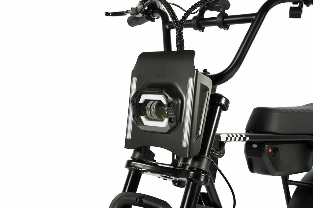 LED-Frontscheinwerfer des Rockbike Rumble E-Fatbikes im Retro-Moped-Design