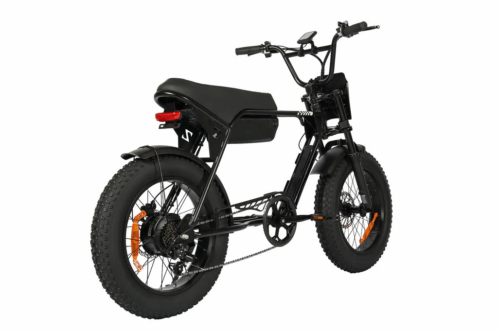 Schwarzes Rockbike Rumble E-Fatbike in schräger Rückansicht mit Rücklicht